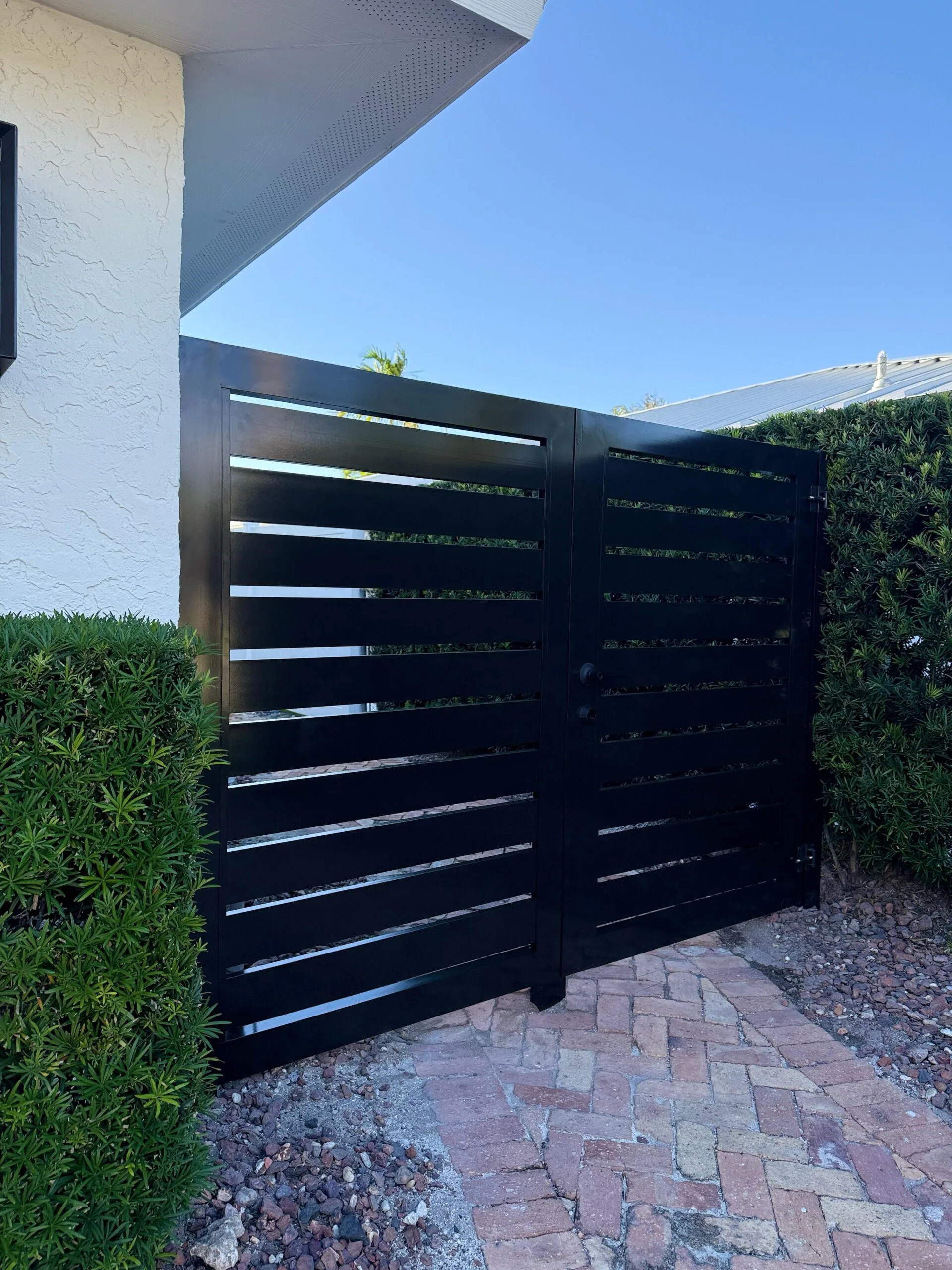 CUSTOM ALUMINUM FENCE VS STANDARD PANELS: MAKING THE RIGHT CHOICE FOR YOUR PROPERTY — XL Fencing