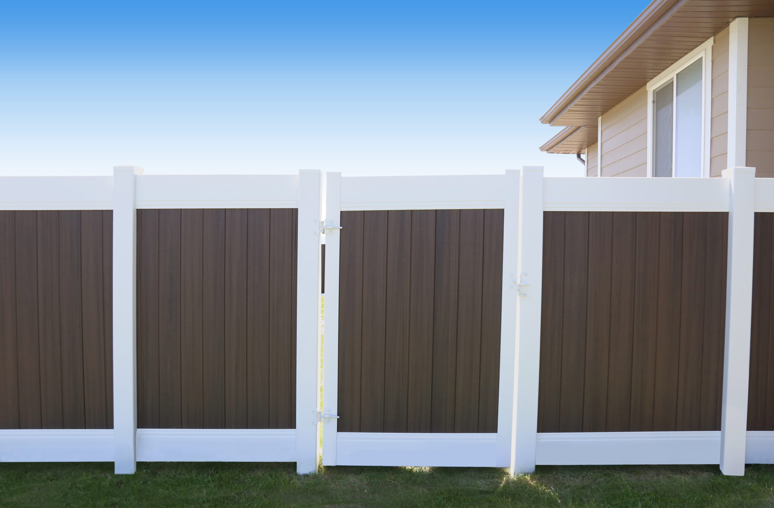 VINYL FENCE INSTALLATION IN PALM BEACH COUNTY: PREMIUM MATERIALS FOR COASTAL LIVING — XL Fencing