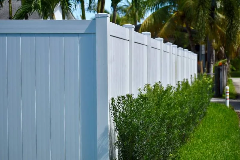 White vinyl privacy fence installation - Broward County